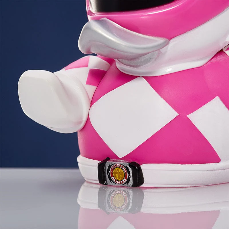 Egy rózsaszín Power Ranger figura törzsének közeli képe övcsattal.