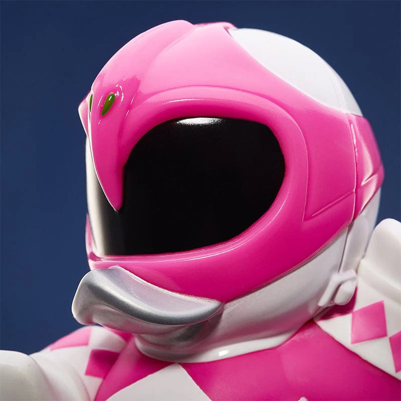Rózsaszín Power Ranger sisak közeli kép. Fehér részletek és szájterület. Sötétkék háttér.