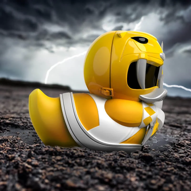 Sárga Power Rangers kacsa játék viharos környezetben, sisakot viselve.
