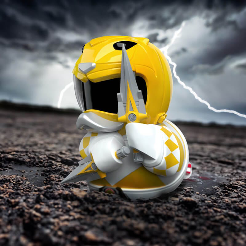 Egy sárga Power Ranger játék harci pózban, sötét, viharos háttér előtt. A játék részletes és dinamikus.