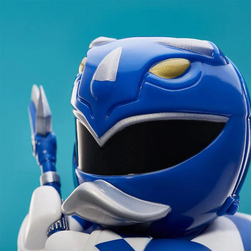 Közeli kép egy kék Power Ranger sisakról. Arany szemek, ezüst részletek és fekete napellenző.