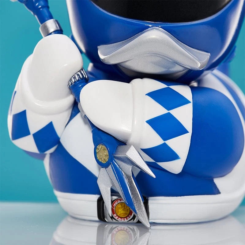 Kék Power Ranger figura, sisakkal és karddal.