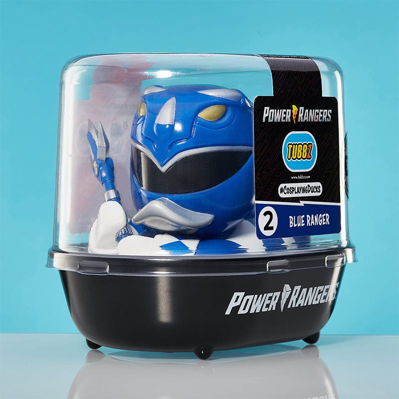 Egy Power Rangers Blue Ranger játék átlátszó tokban, kék és fekete tartállyal.