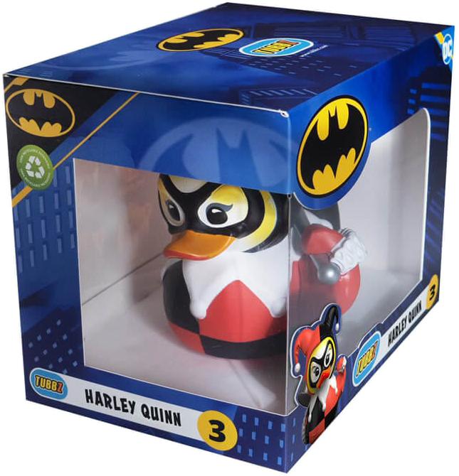 Harley Quinn gumikacsa egy dobozban, Batman logóval és városkép háttérrel.