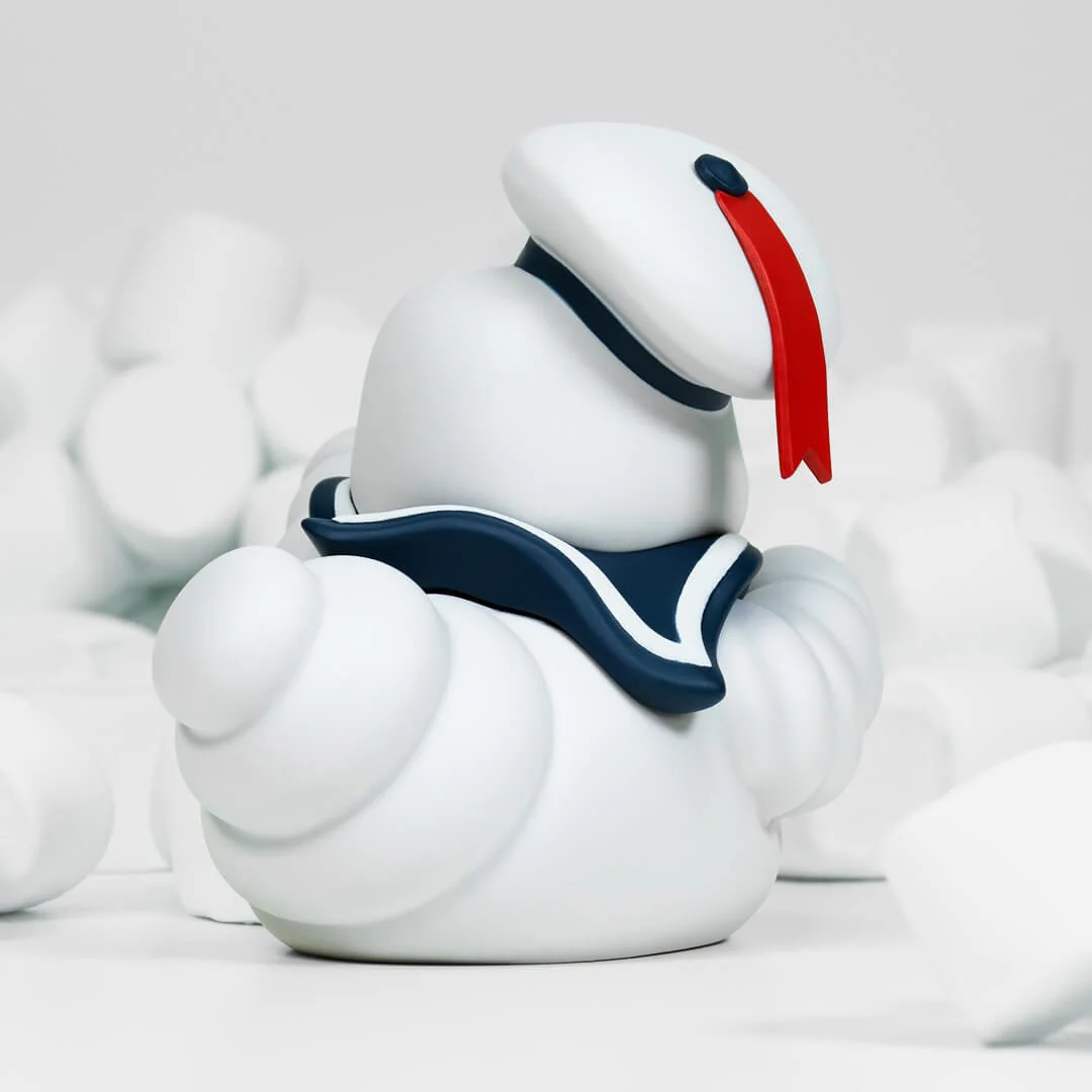 Fehér Stay Puft Marshmallow Man figura, tengerészkék szegéllyel, piros szalaggal, pillecukron.