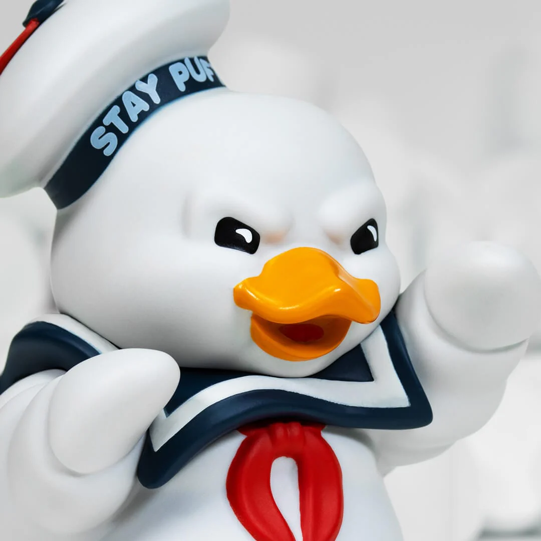 Egy fehér kacsaszerű figura tengerész sapkával és piros csokornyakkendővel. Azt mondja: 'STAY PUFT'.