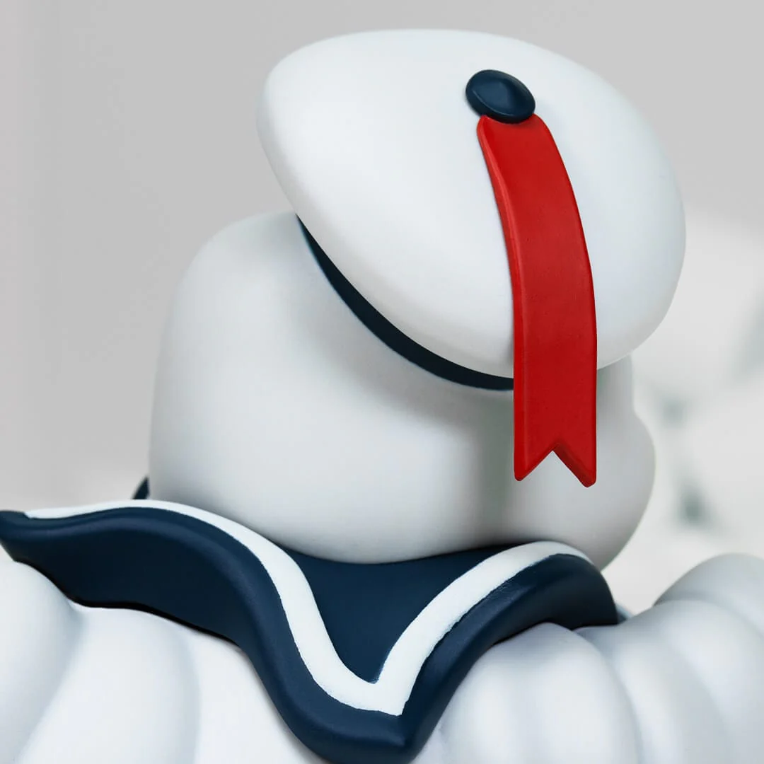 Stay Puft Marshmallow Man figura. Fehér pillecukor matróz kalappal és piros szalaggal.