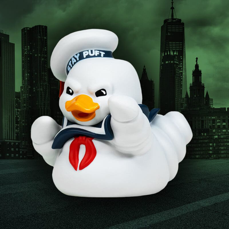 Egy fehér Stay Puft Marshmallow Man gumikacsa egy városkép előtt.