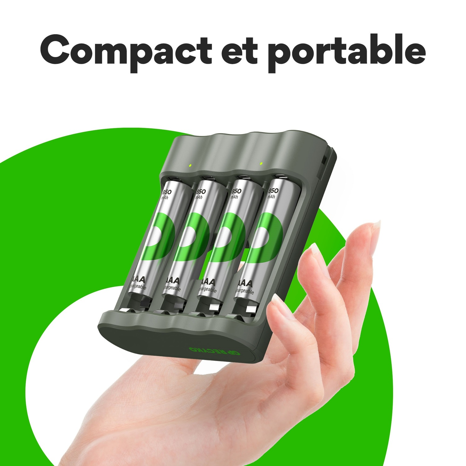 Une main tenant un chargeur de batterie gris avec des piles et un cercle vert.