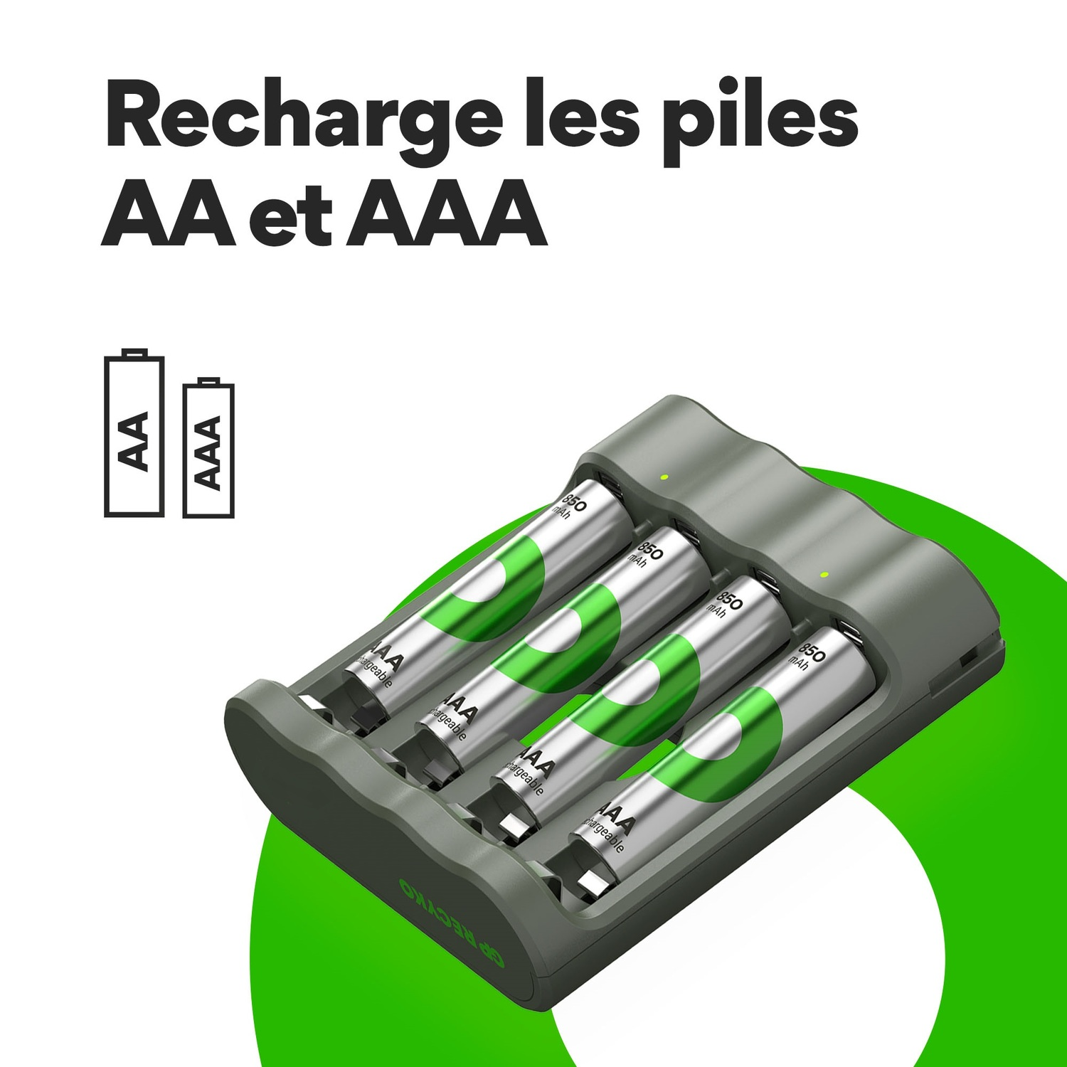 Chargeur avec piles AA et AAA. Quatre piles chargent dans la base grise.