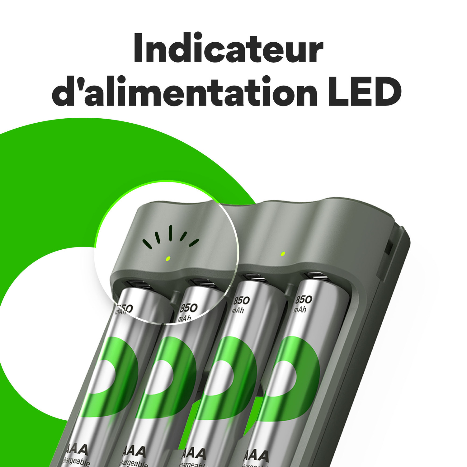 Un chargeur de batterie avec quatre piles AAA et un indicateur LED.