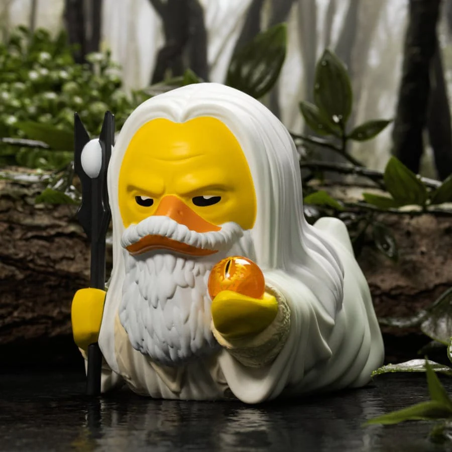 Kacsa játék, mint Gandalf. Fehér köntös, hosszú szakáll, bot és világító gömb.