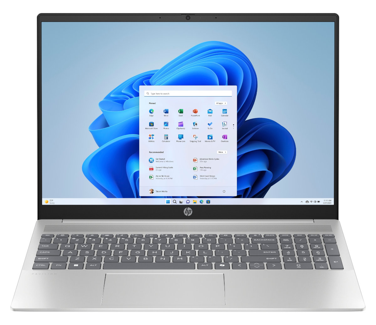 Srebrny laptop z interfejsem Windows 11 otwartym na ekranie. Jest na białym biurku.