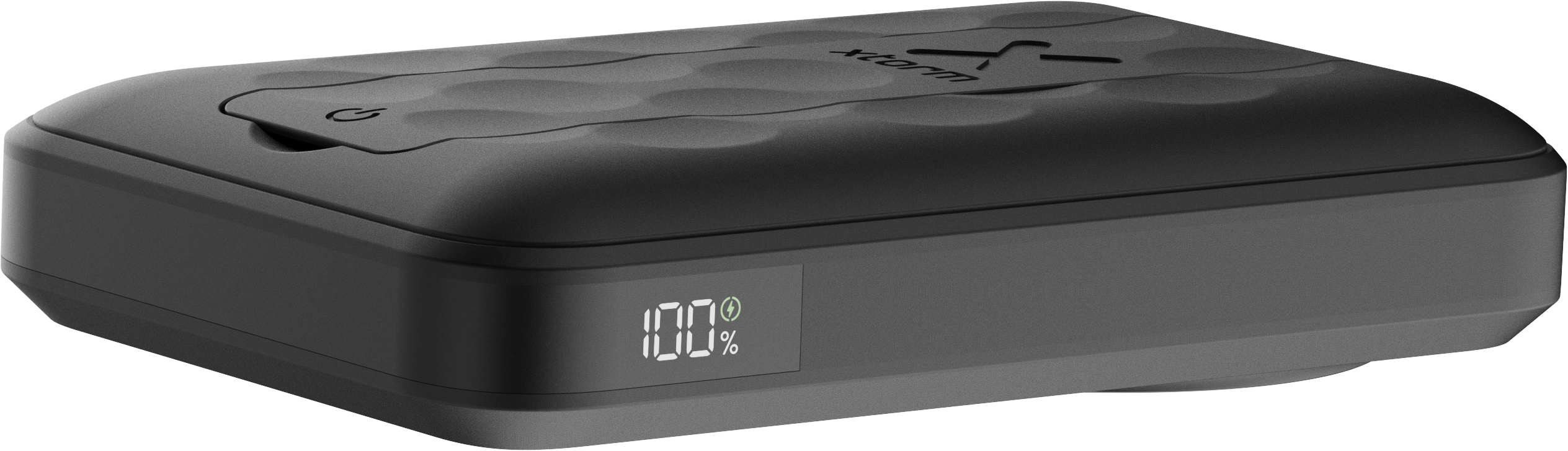 Schwarze, rechteckige Powerbank mit einem Display, das 100 % Ladung anzeigt. Der Markenname ist drauf.