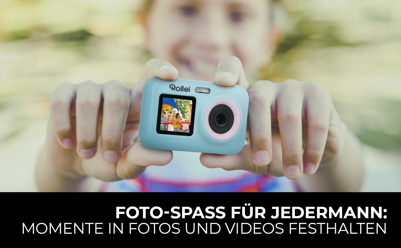 Ein Mädchen hält eine blaue Rollei Kamera, die den Bildschirm mit einem Foto von Personen zeigt.