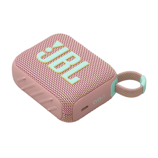 Pembe ve nane yeşili bir JBL Go4 hoparlör. Beyaz bir arka plan üzerinde.