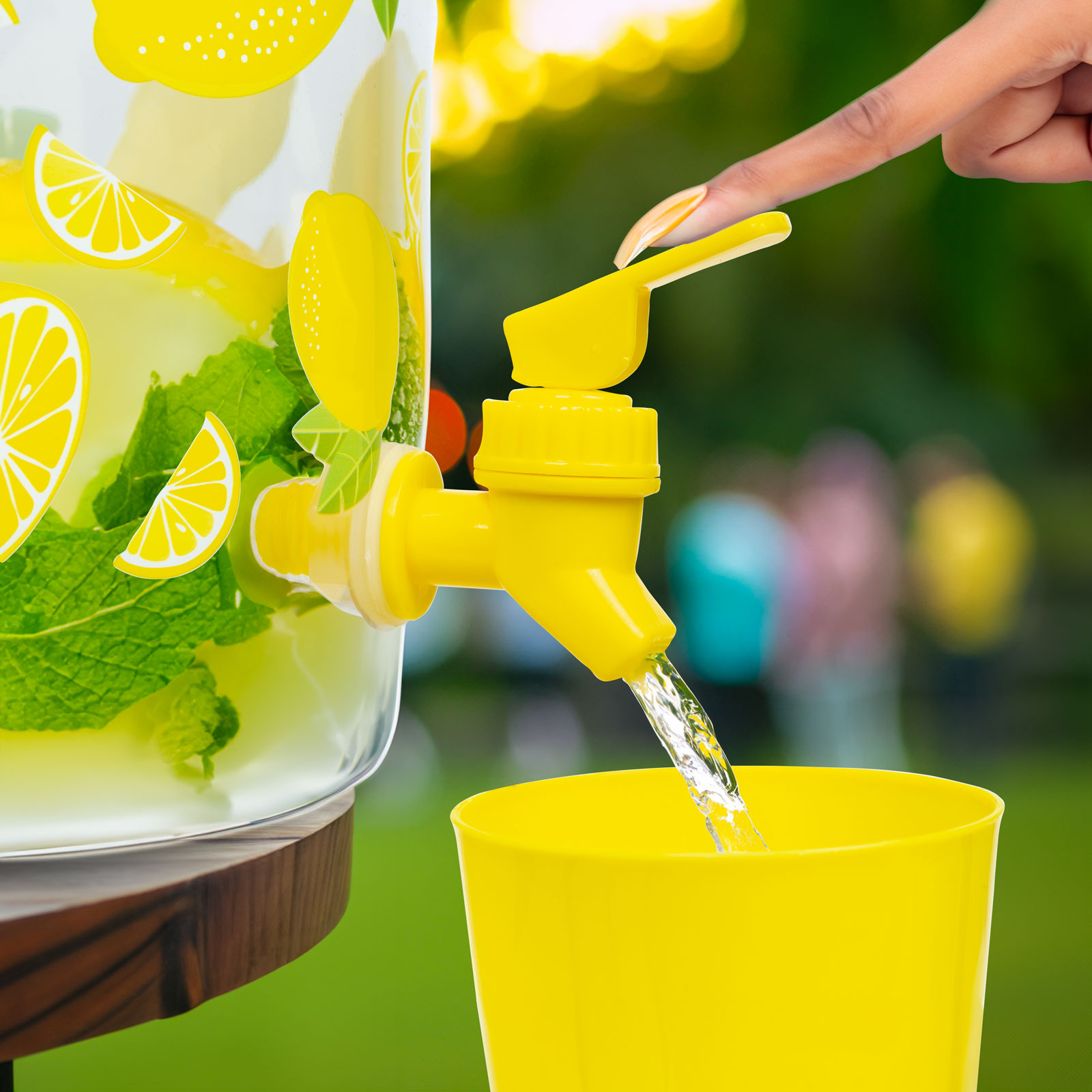 Egy sárga limonádé adagoló, ahol egy ujj megnyit egy csapot, vizet öntve.