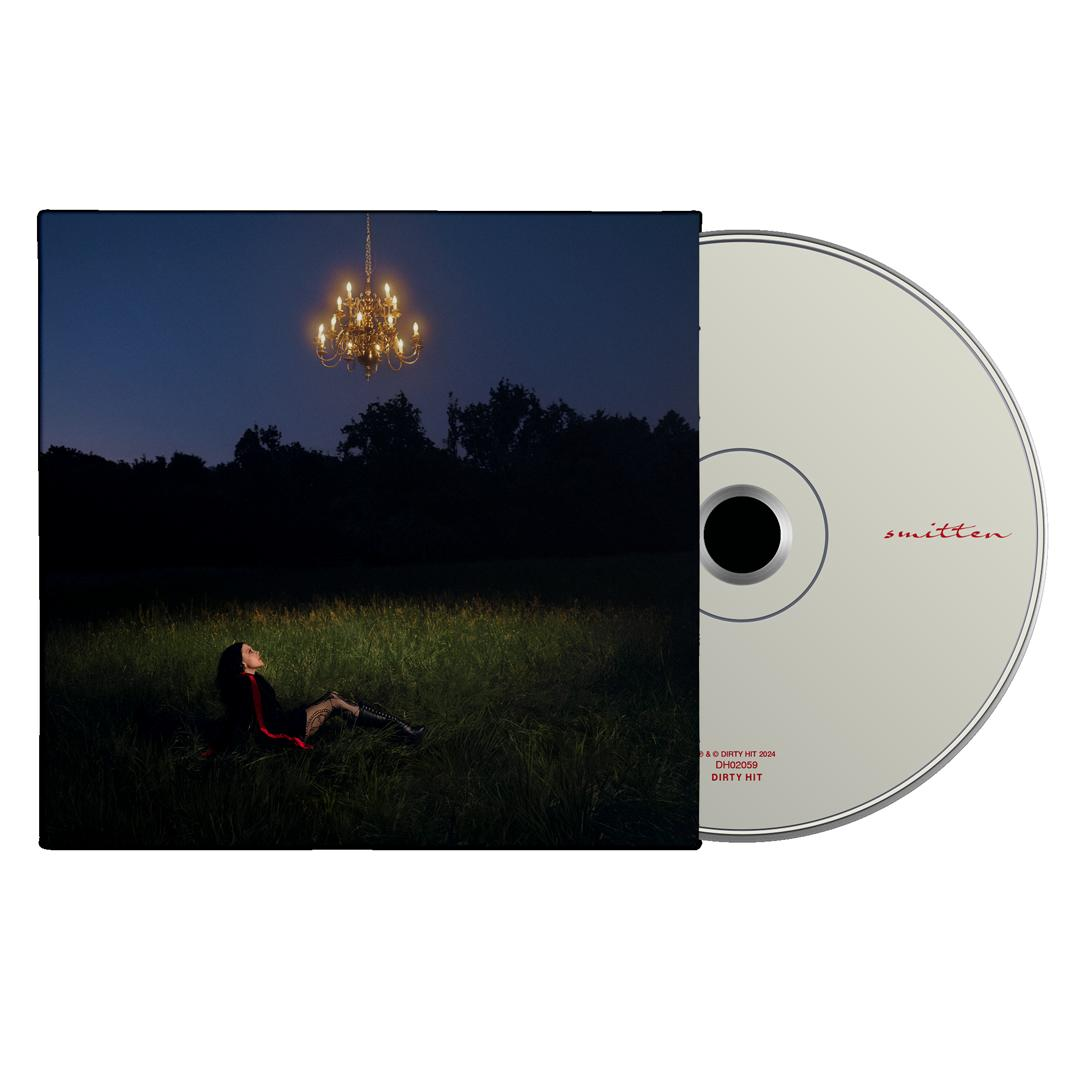 Albumcover mit einer Frau, die im Gras liegt und eine Leuchter betrachtet.