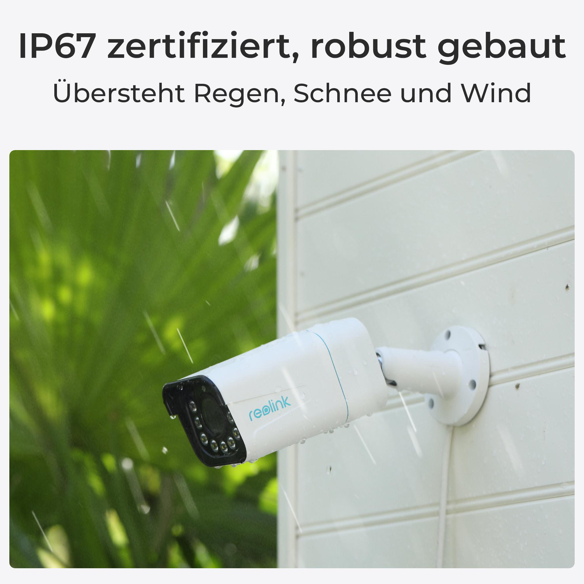 Weiße Reolink-Sicherheitskamera an einer Wand im Regen befestigt.