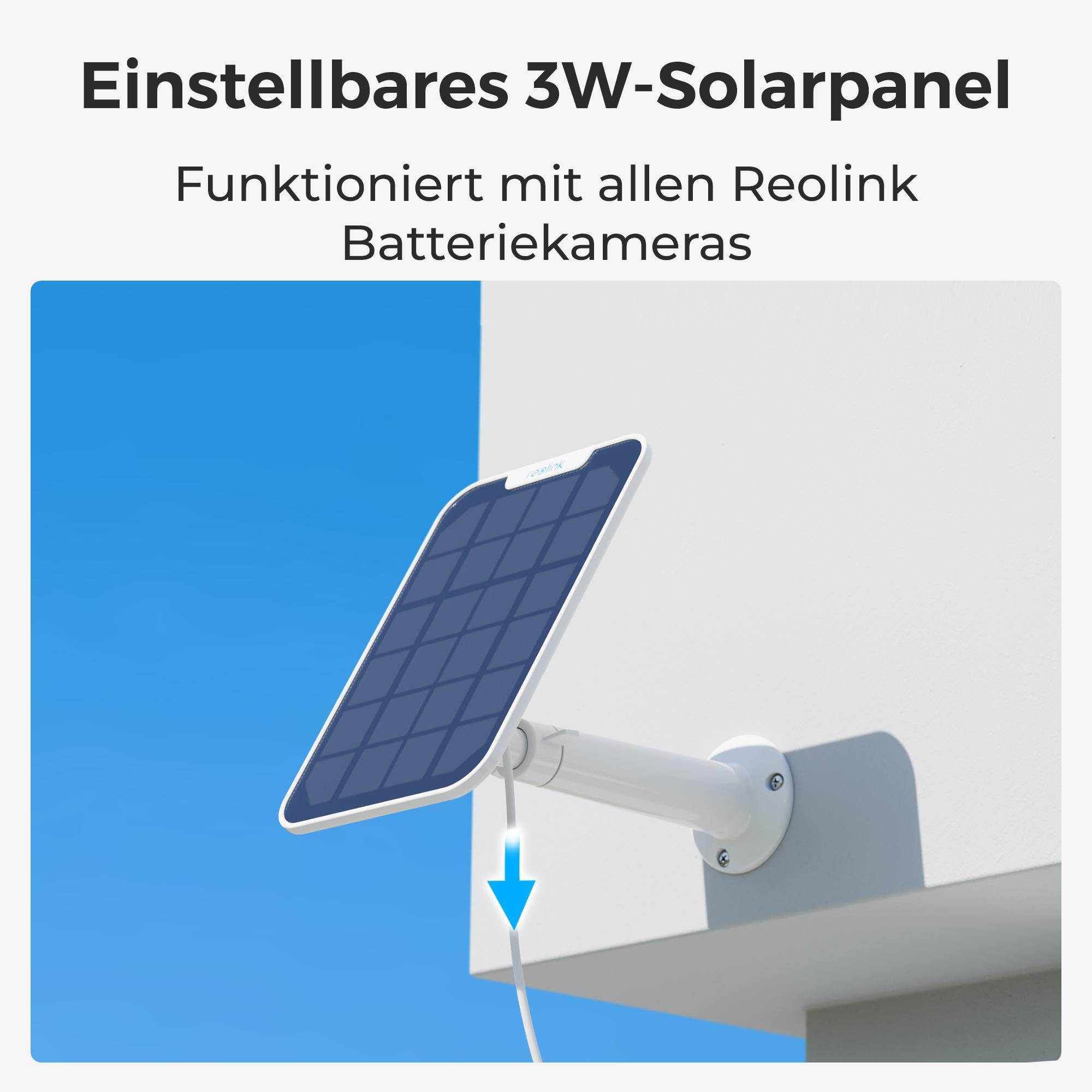 Ein Solarpanel an einer Wand montiert, mit blauem Himmel im Hintergrund. Ein Kabel verläuft nach unten.