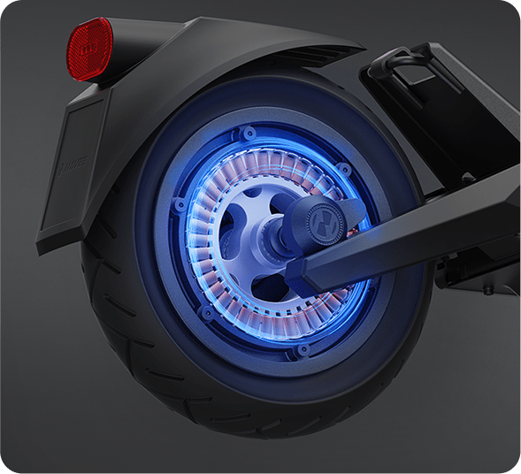 Koło skutera elektrycznego z niebieskim, świecącym światłem, pokazujące szczegóły silnika.