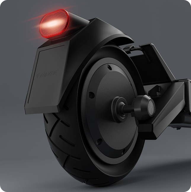 Tył czarnej hulajnogi elektrycznej, widok na koło, błotnik z logo i czerwone światło tylne.