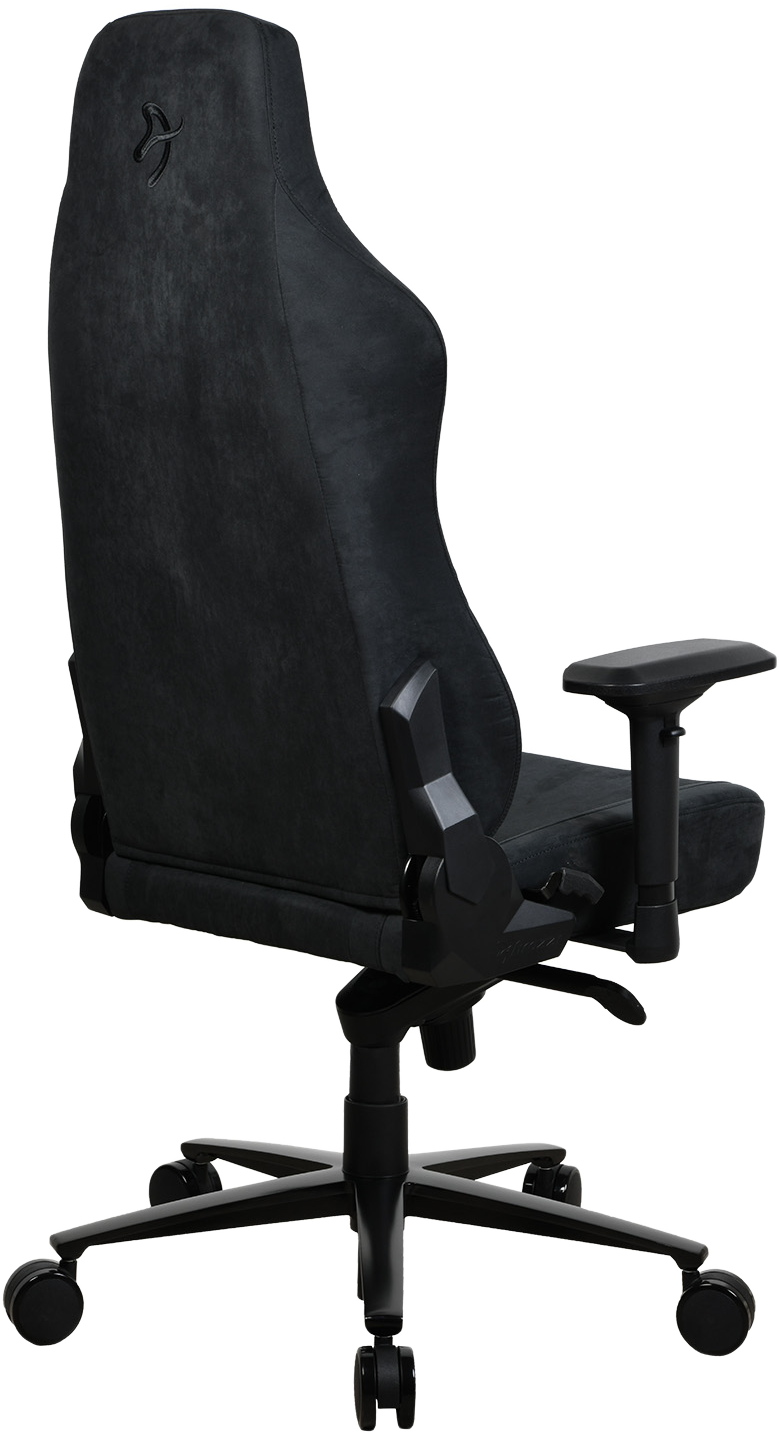 Fekete gamer szék, oldalsó nézet. Háttámlát, ülést, kartámaszokat és görgős alapot mutat.