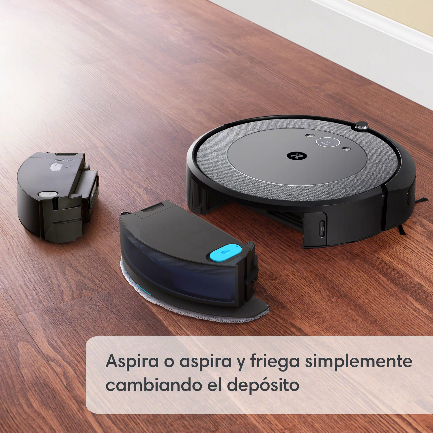 Un microondas negro está abierto, revelando el interior con una rejilla y un elemento calefactor.