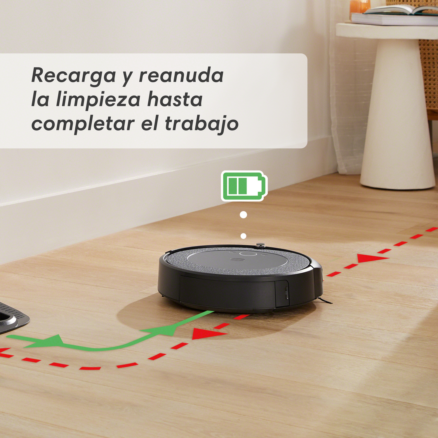Robot aspirador limpiando piso de madera, mostrando ruta y símbolo de batería.