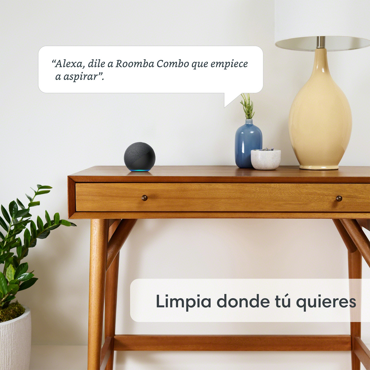 Altavoz inteligente en una mesa de madera con una burbuja de diálogo y texto en español.