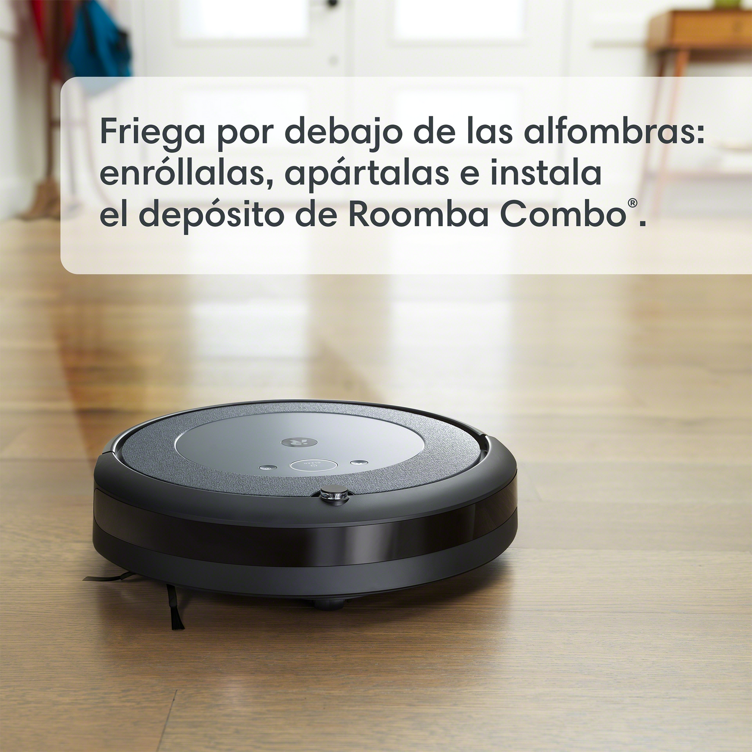 Una aspiradora Roomba negra en un piso de madera, con superposición de texto.