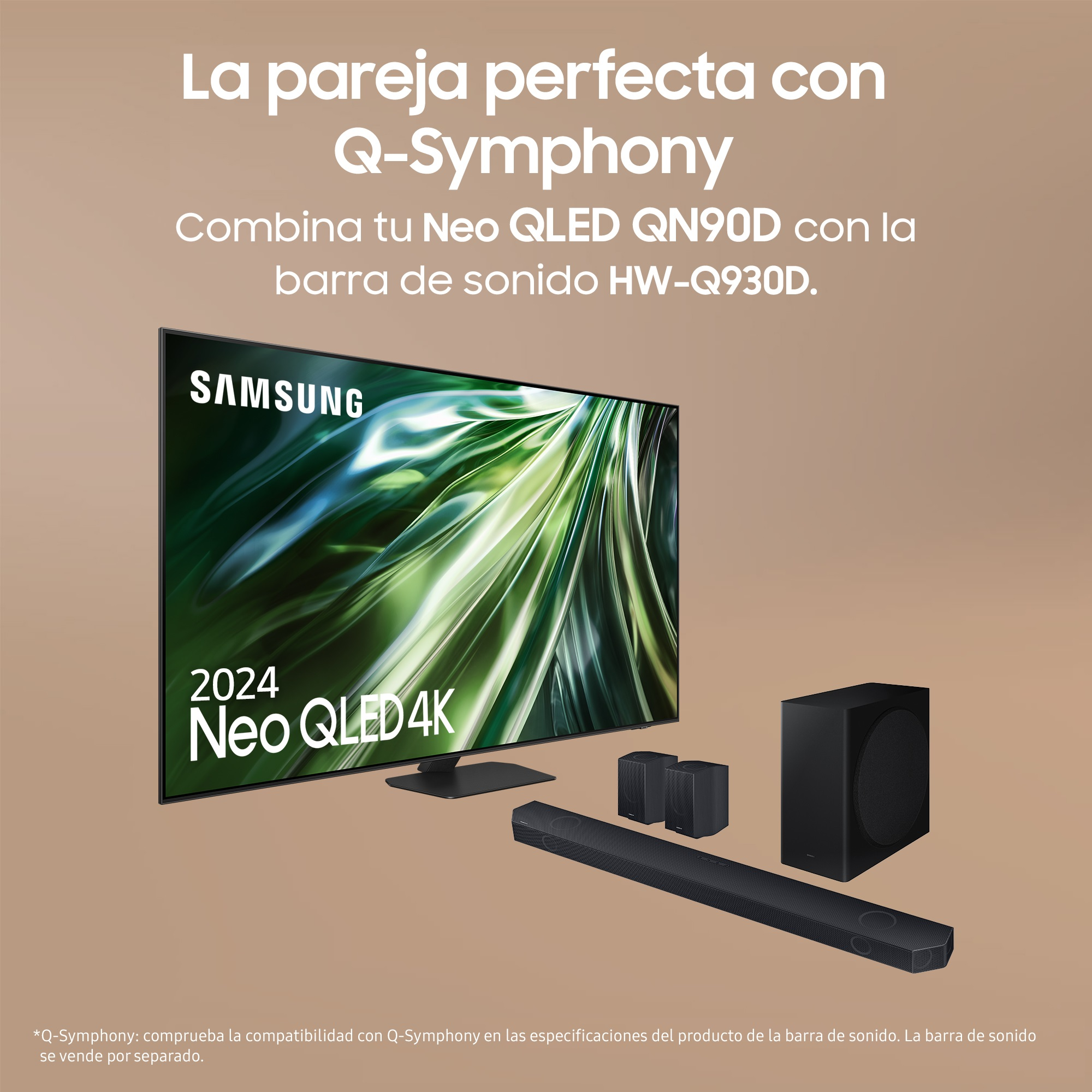 Una configuración de TV y barra de sonido con texto que promociona Q-Symphony. La barra y el sub son negros.