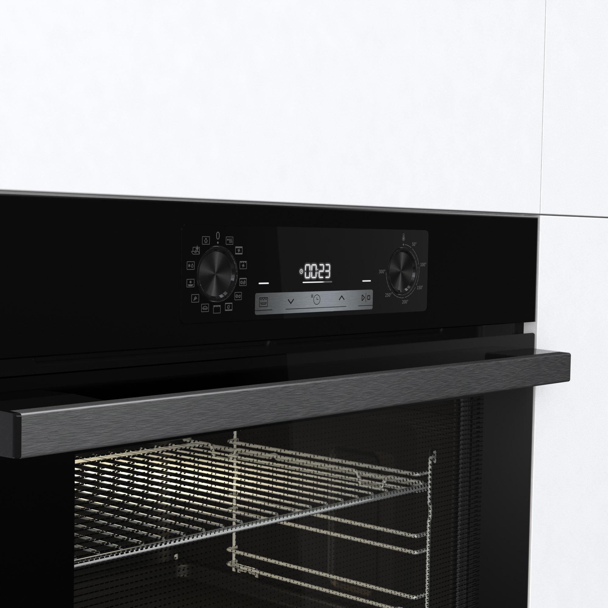 Schwarzer Backofen mit digitaler Anzeige und Bedienelementen.