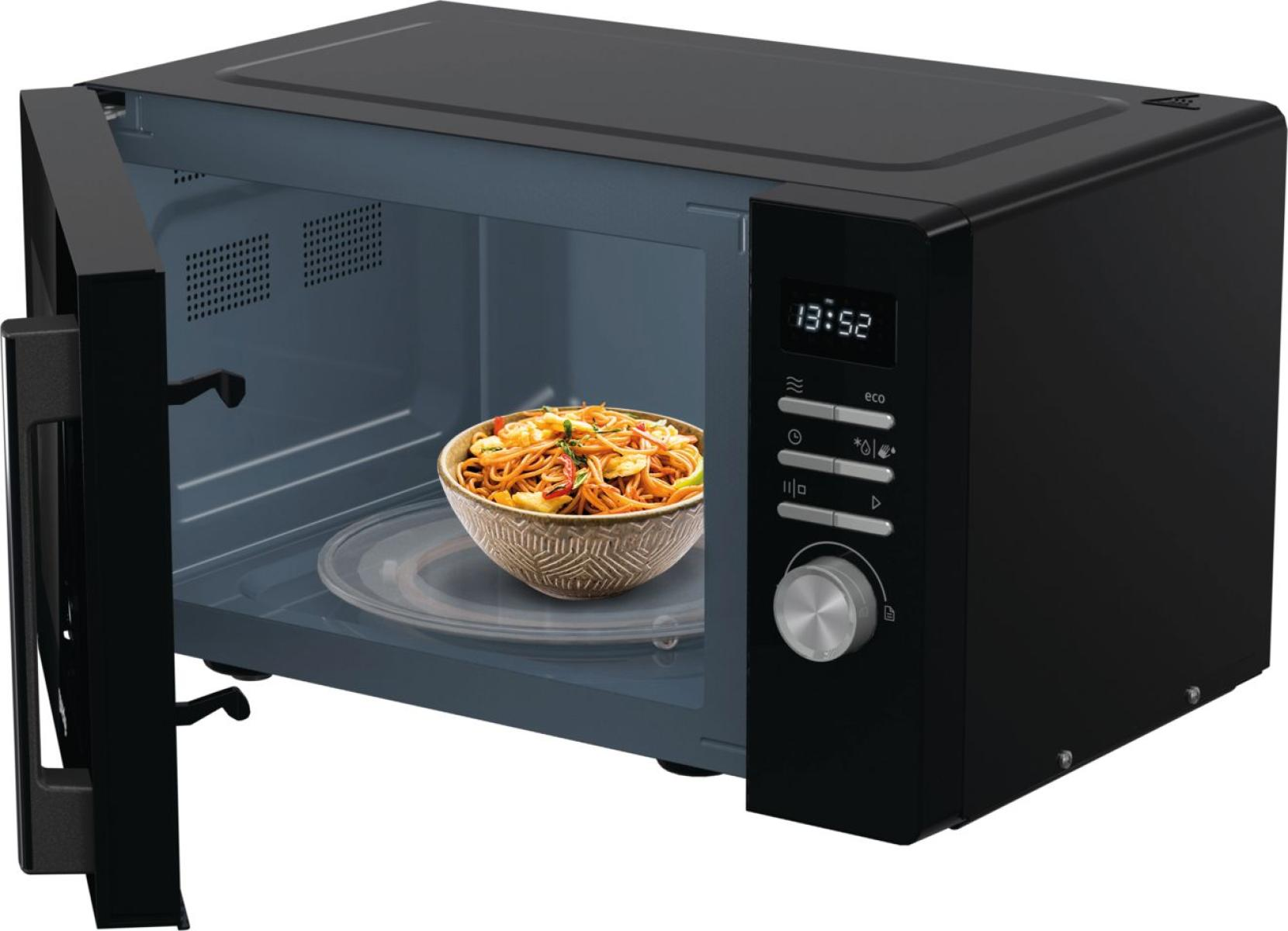 Czarna kuchenka mikrofalowa z otwartymi drzwiami, w której widać miskę z jedzeniem na szklanym talerzu.
