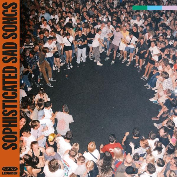 Albumcover: Menschenmenge bildet einen Kreis. Text: 'SOPHISTICATED SAD SONGS'.