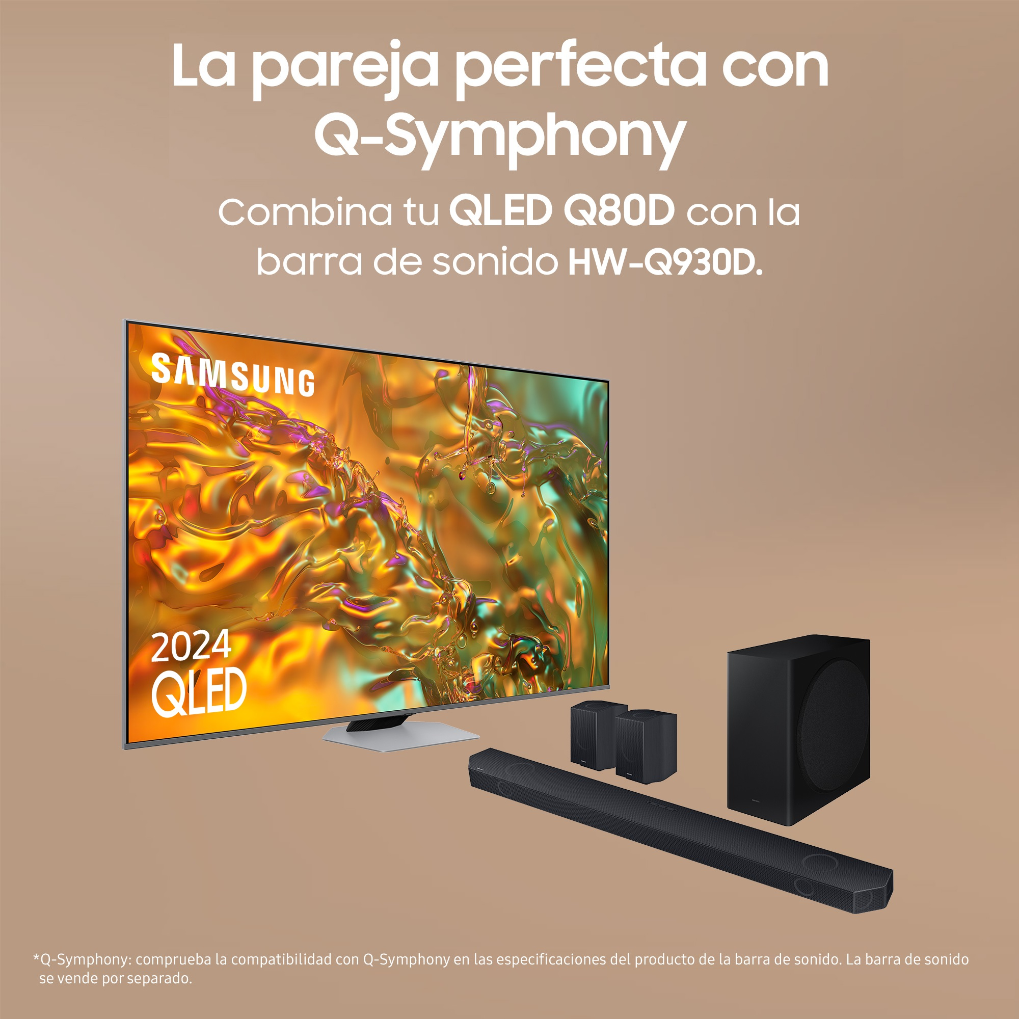 Un televisor, una barra de sonido y un subwoofer con texto en español sobre Q-Symphony y QLED.