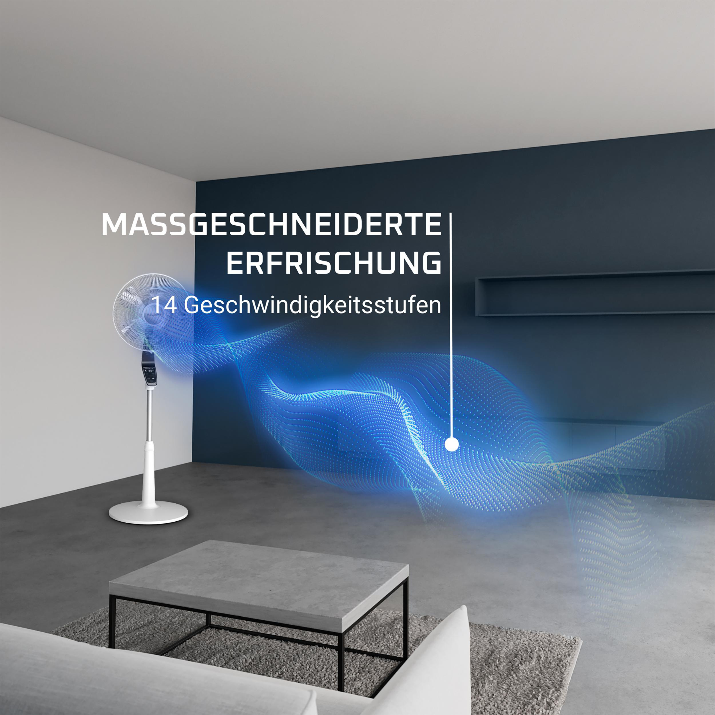 Weißer Ventilator auf einem Ständer in einem Raum mit dunkelblauer Wand und grauem Tisch und Teppich.