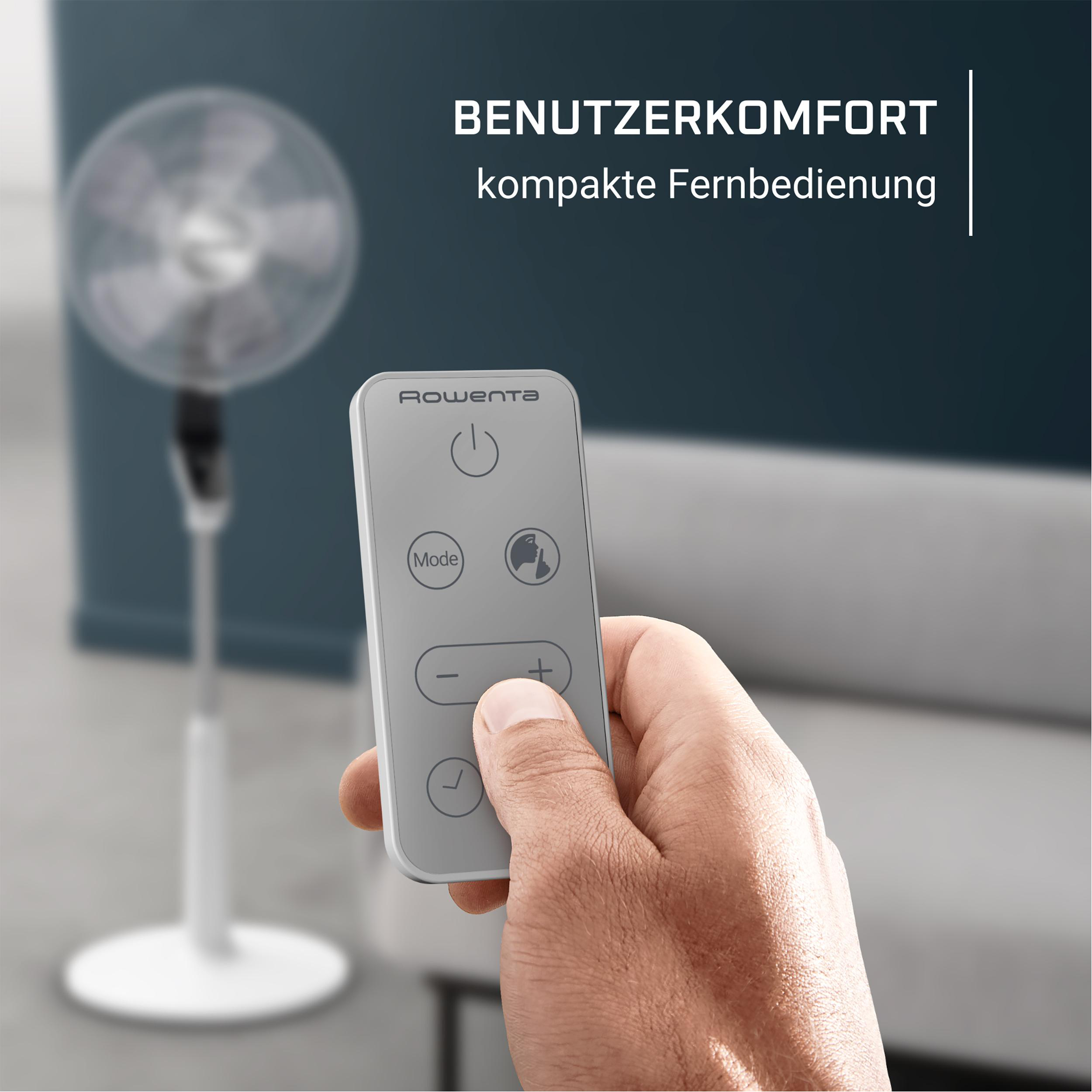 Hand hält Fernbedienung, mit Ventilator im Hintergrund. Text: Benutzerkomfort und kompakte Fernbedienung.
