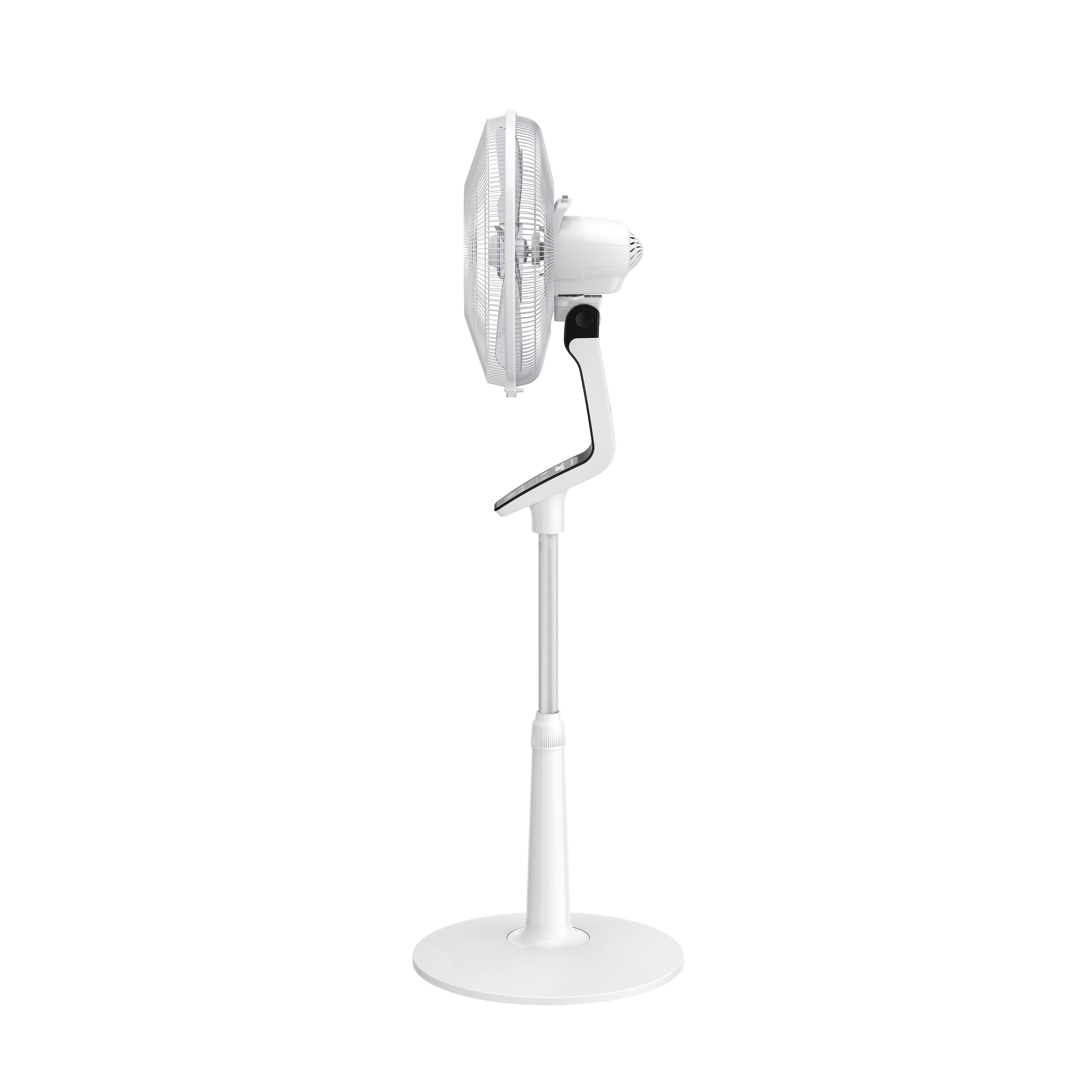 Weißer Standventilator auf weißem Sockel, Seitenansicht.