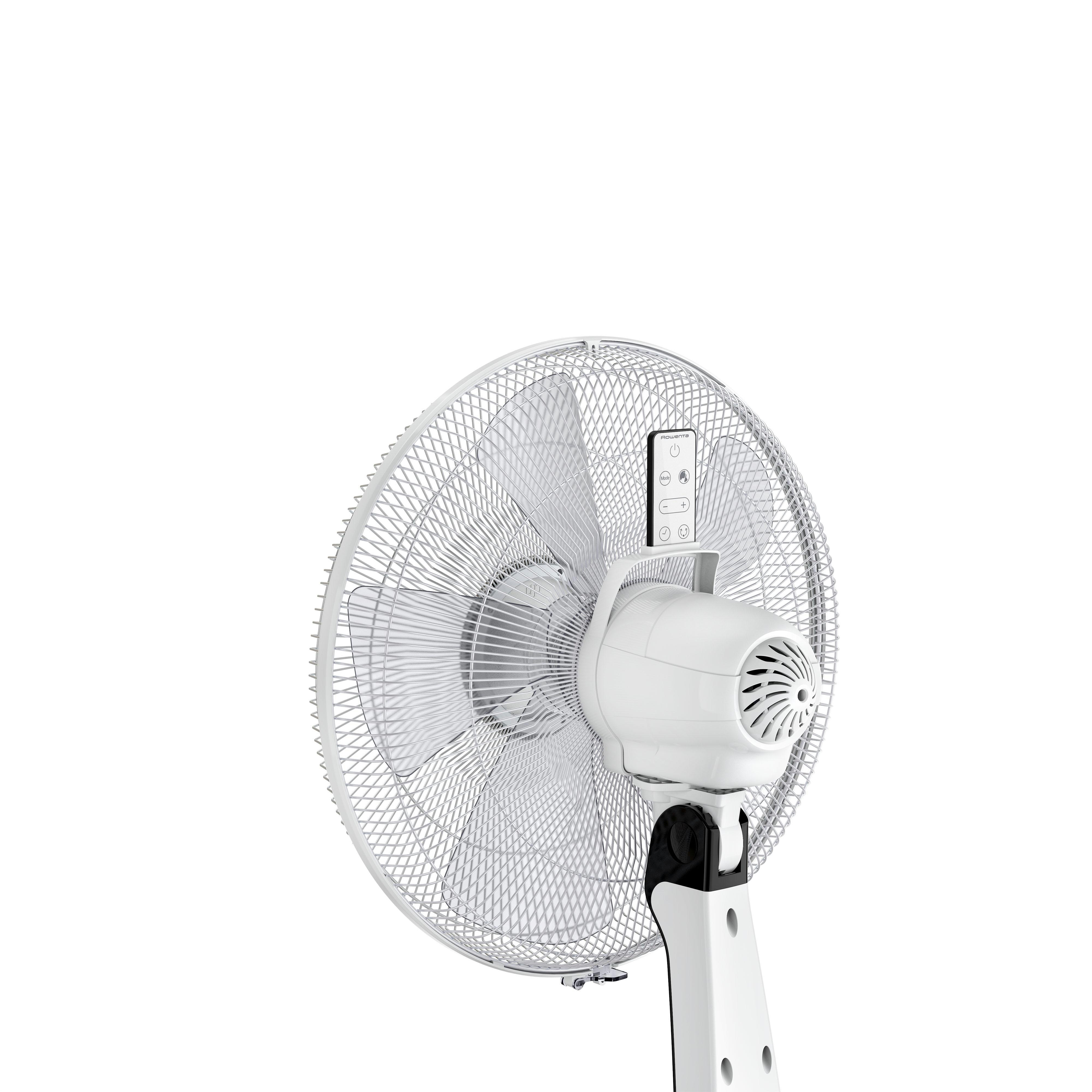 Ein weißer Standventilator mit Fernbedienung auf der Rückseite.