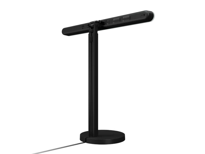 Czarny stojak z poziomym drążkiem i okrągłą podstawą. Kabel wychodzi z podstawy.