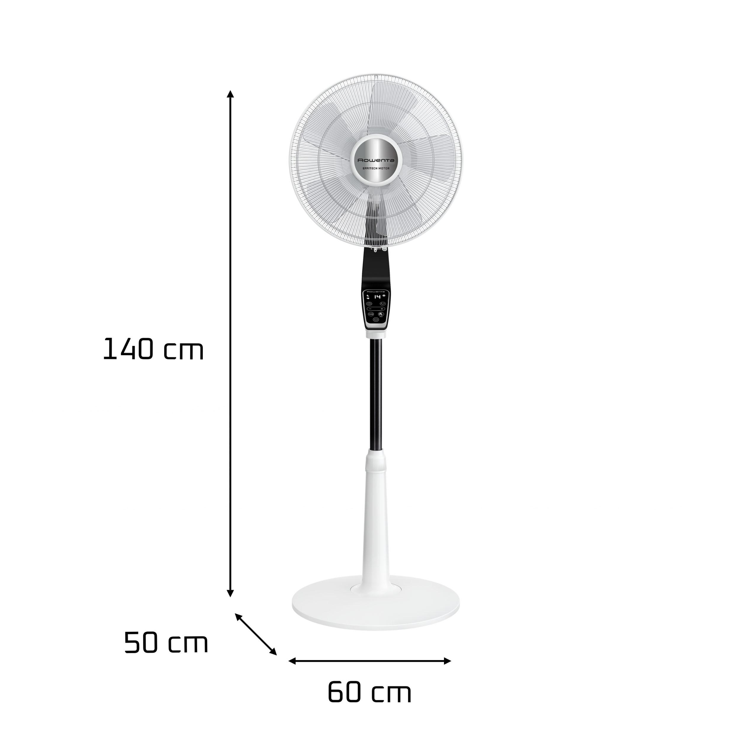 Ein weißer Standventilator mit Maßen: 140 cm Höhe, 50 cm Breite, 60 cm Tiefe.