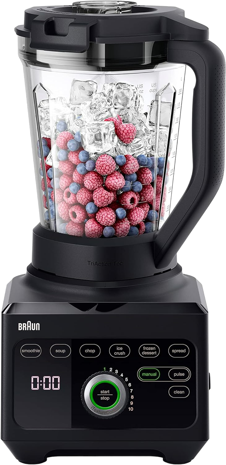 Schwarzer Braun-Mixer mit Früchten und Eis. Bedienfeld mit Knöpfen. Transparenter Krug mit Griff.
