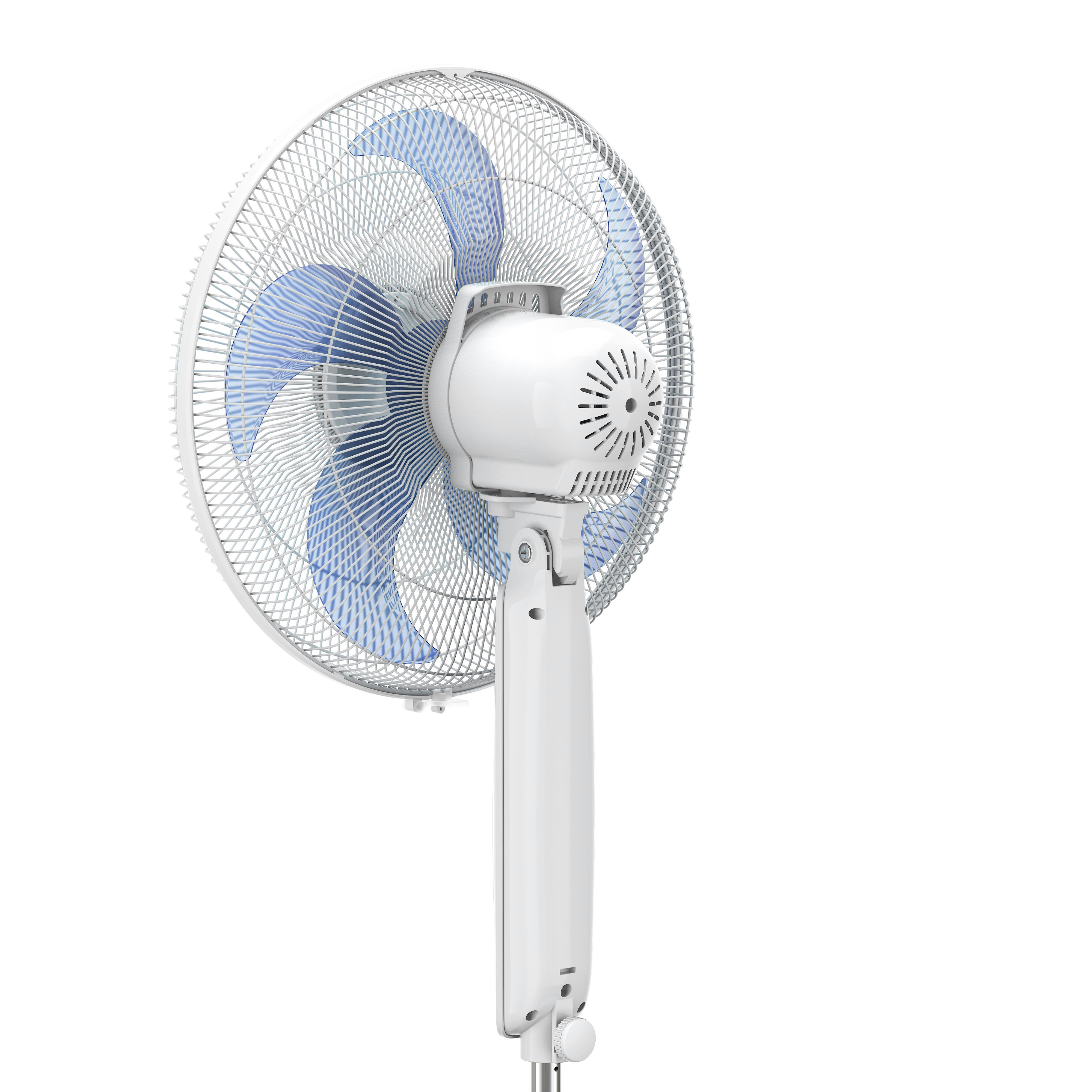 Weißer Standventilator mit blauen Flügeln, auf weißem Hintergrund.