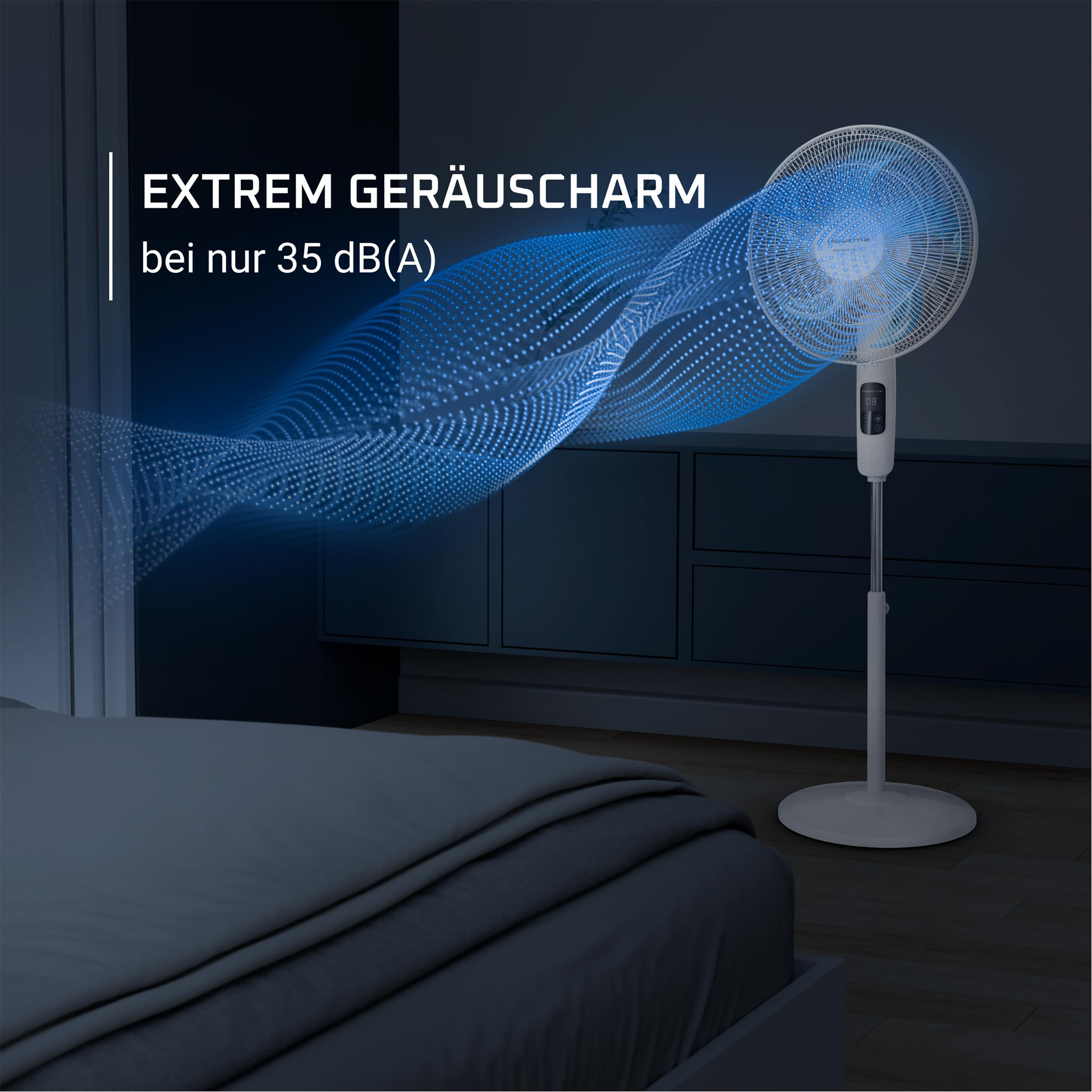 Ein weißer Standventilator läuft mit sichtbarem blauem Luftstrom. Der Text hebt den leisen Betrieb hervor.