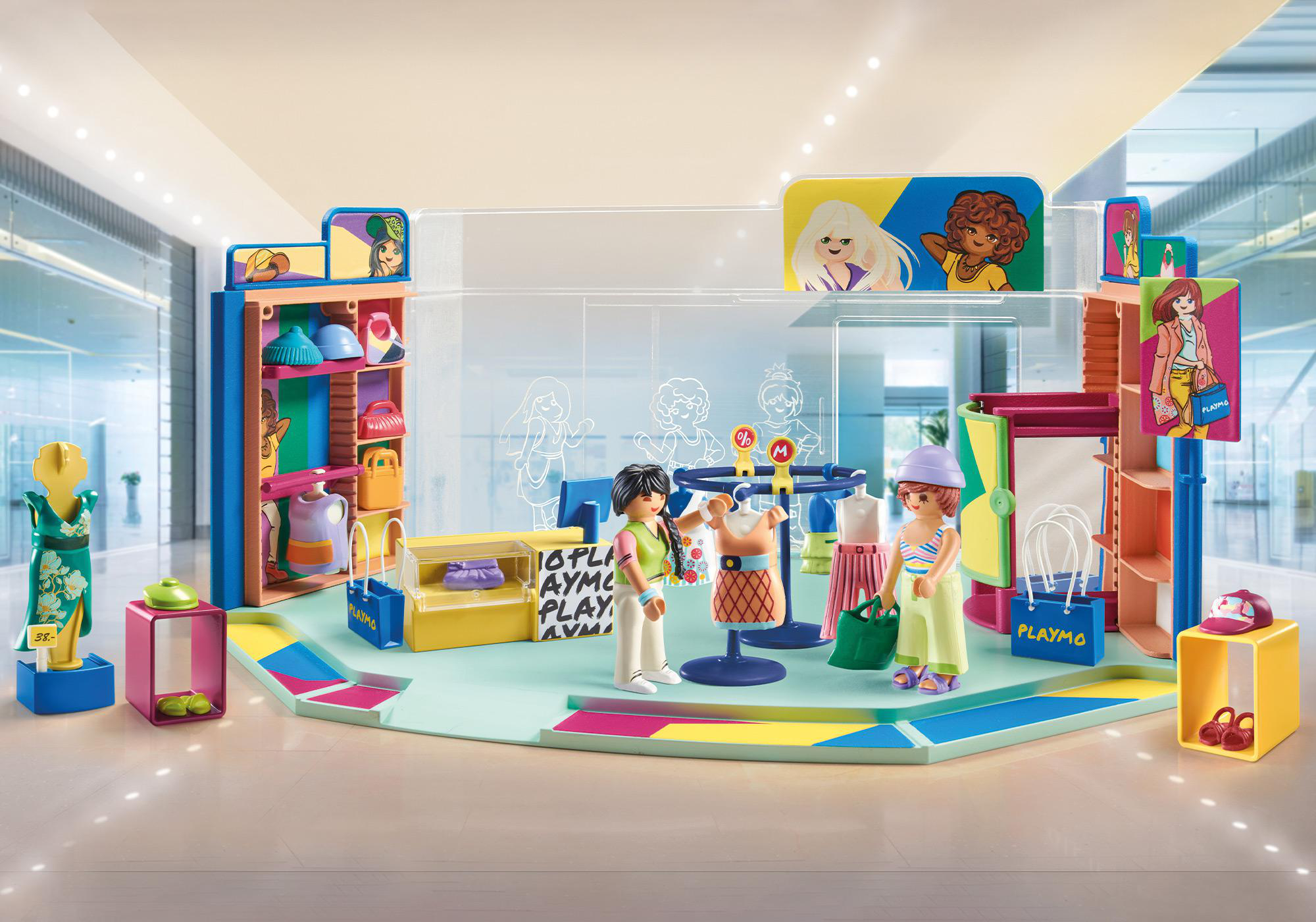 Playmobil-Spielzeugladen-Szene mit Figuren, Kleiderständern und Auslagen. Der Hintergrund ist ein Einkaufszentrum.
