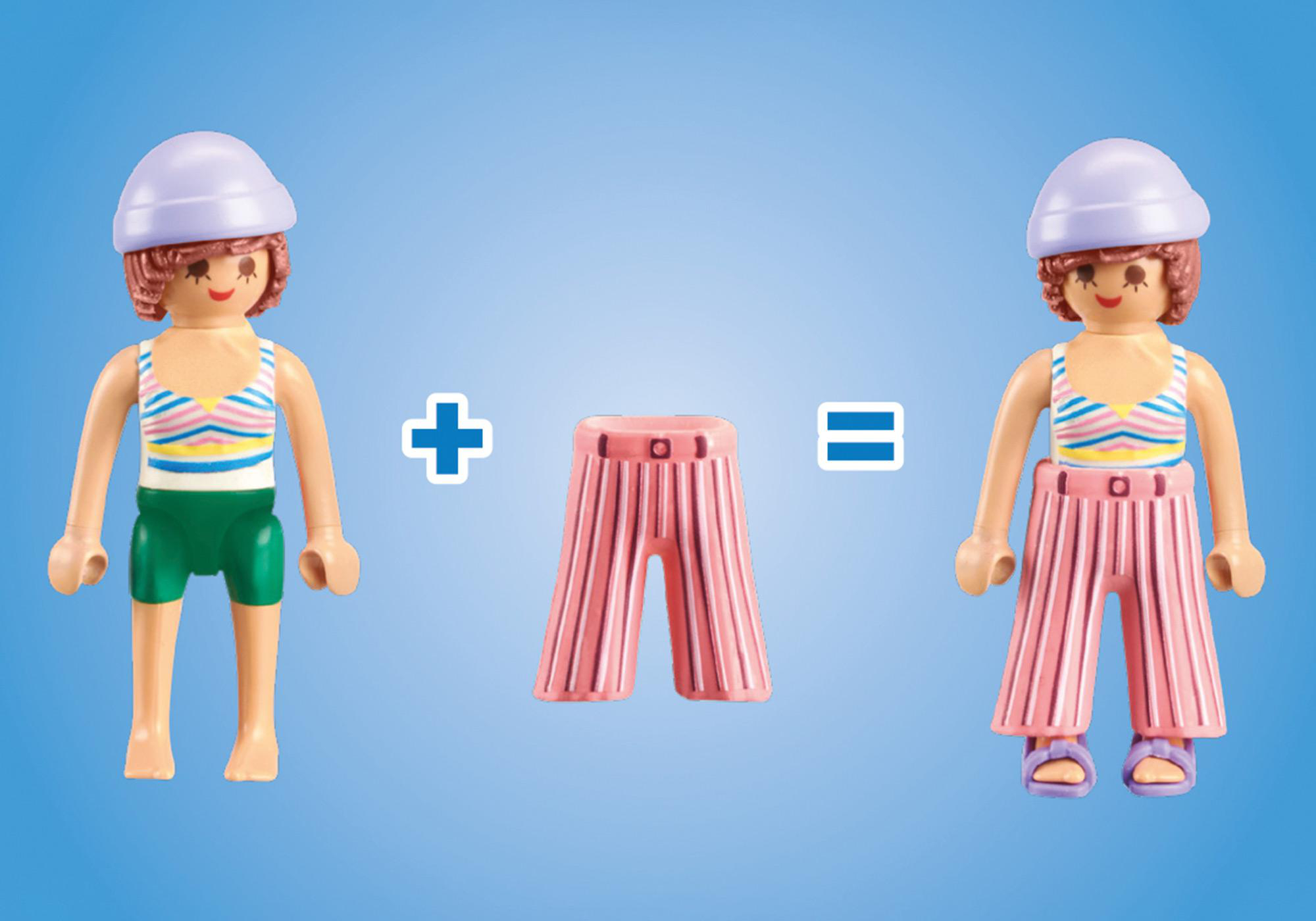Playmobil-Figuren. Eine mit Shorts, dann Shorts und Top, dann Shorts und Schuhe.