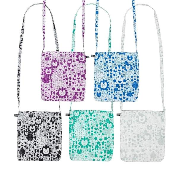 Fünf bunte Handtaschen mit Blumenmustern, jede mit Riemen, verschiedene Designs.