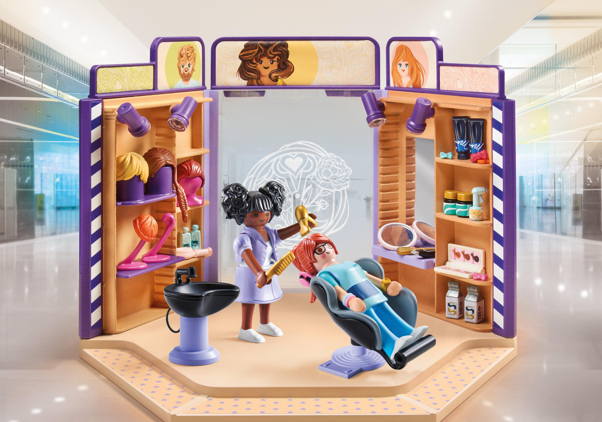 Ein Playmobil-Friseursalon-Set mit Figuren, einem Stuhl und verschiedenen Haarstyling-Werkzeugen.