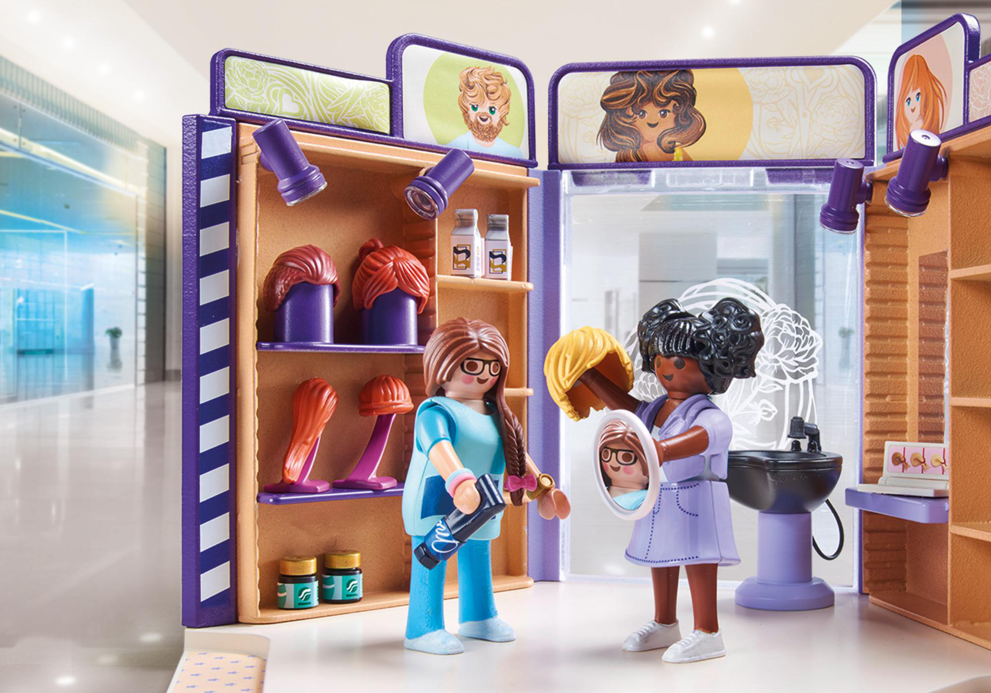 Playmobil-Friseursalon-Szene mit zwei Figuren und Zubehör.
